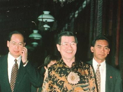 Mei 1998: Ketika tiga menteri Indonesia datang di tengah kerusuhan