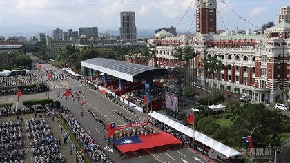 Perayaan Hari Nasional dimulai dengan parade dan atraksi udara