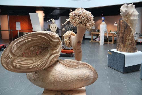 日本人彫刻家らが滞在制作 台湾の「木彫の町」で作品展 - フォーカス台湾
