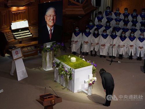 李登輝台湾元総統 直筆 肉筆 色紙 誠実自然 蔡総統「民主主義と自由を台湾に残してくれた」 李登輝氏を追悼
