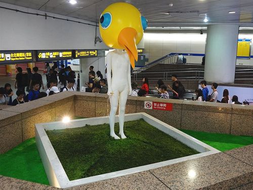 さらば「鳥人間」 台北駅の名物オブジェ撤去 老朽化で作者が決定／台湾