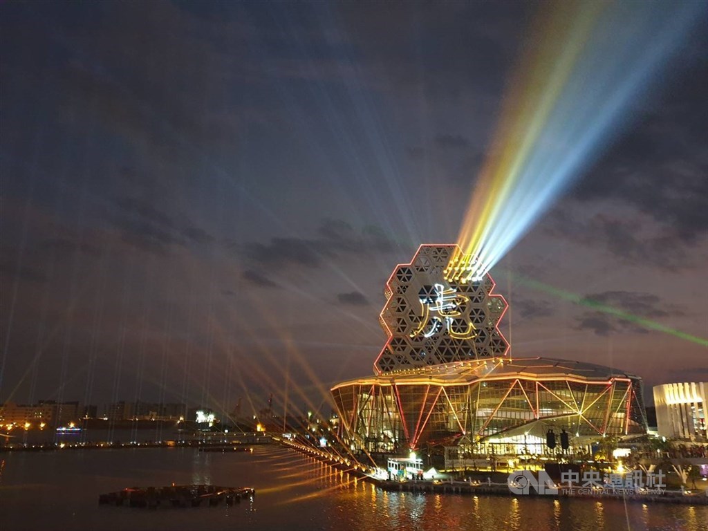 高雄開催の台湾ランタンフェス開幕 2つの会場で光のショー初上演 フォーカス台湾