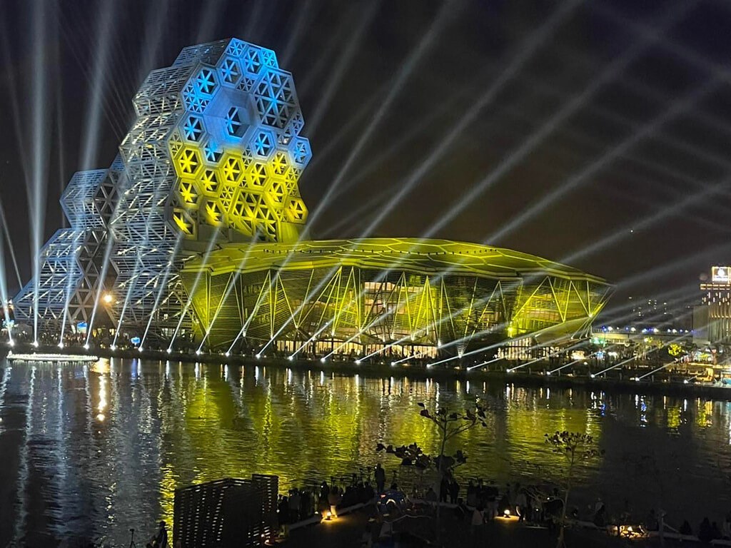 台湾ランタンフェス ウクライナ国旗色に点灯 連帯示す フォーカス台湾