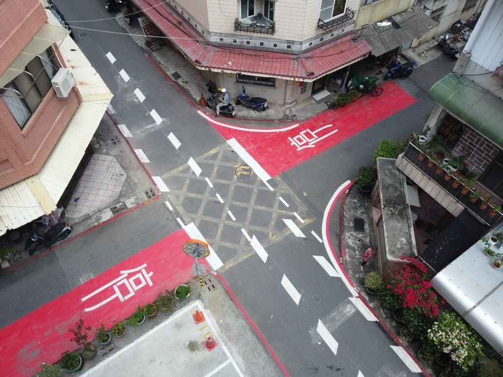 信号のない交差点に赤のカラー舗装 高雄で試験導入 台湾 フォーカス台湾 信号のない交差点に赤のカラー舗装 高雄で試験導入 台湾 フォーカス台湾