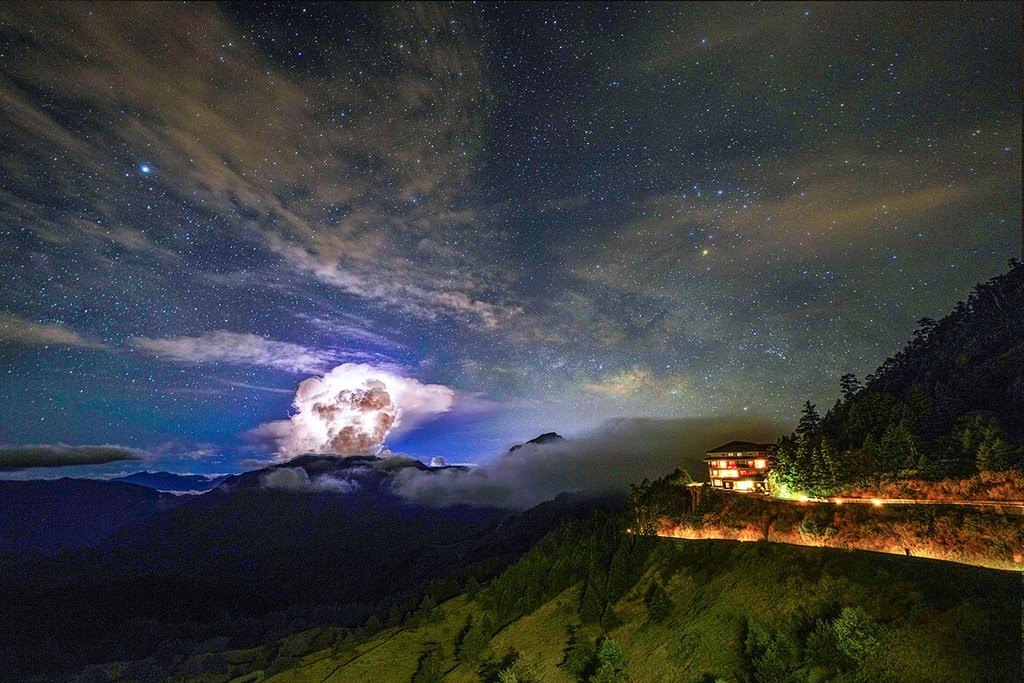 満天の星の下うごめく雷光と雲 台湾・合歓山 - フォーカス台湾