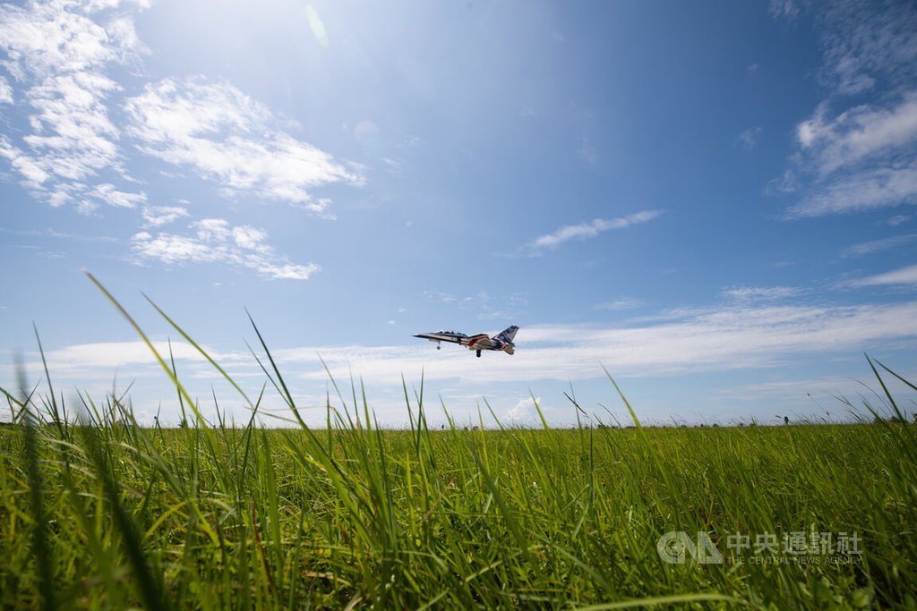 着陸復行をする新型高等練習機「勇鷹」（中央社記者游凱翔撮影、2022年7月6日）