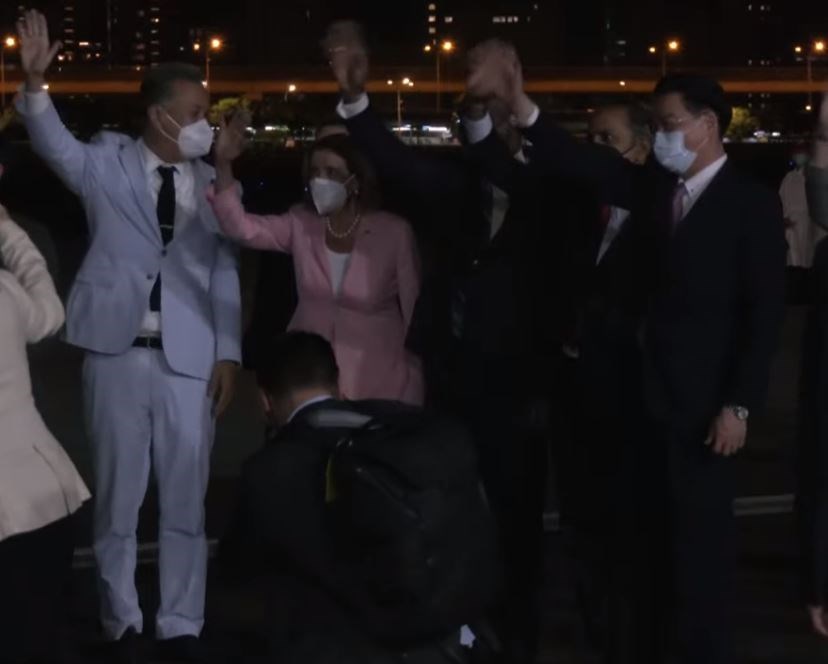 報道陣に手を振るペロシ米下院議長ら＝外交部のユーチューブチャンネル