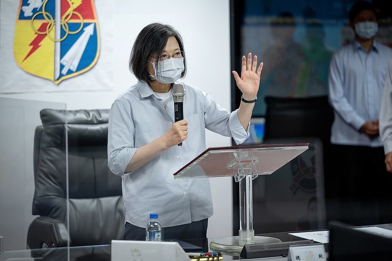 台北市内の空軍作戦指揮部を視察に訪れる蔡総統＝総統府提供