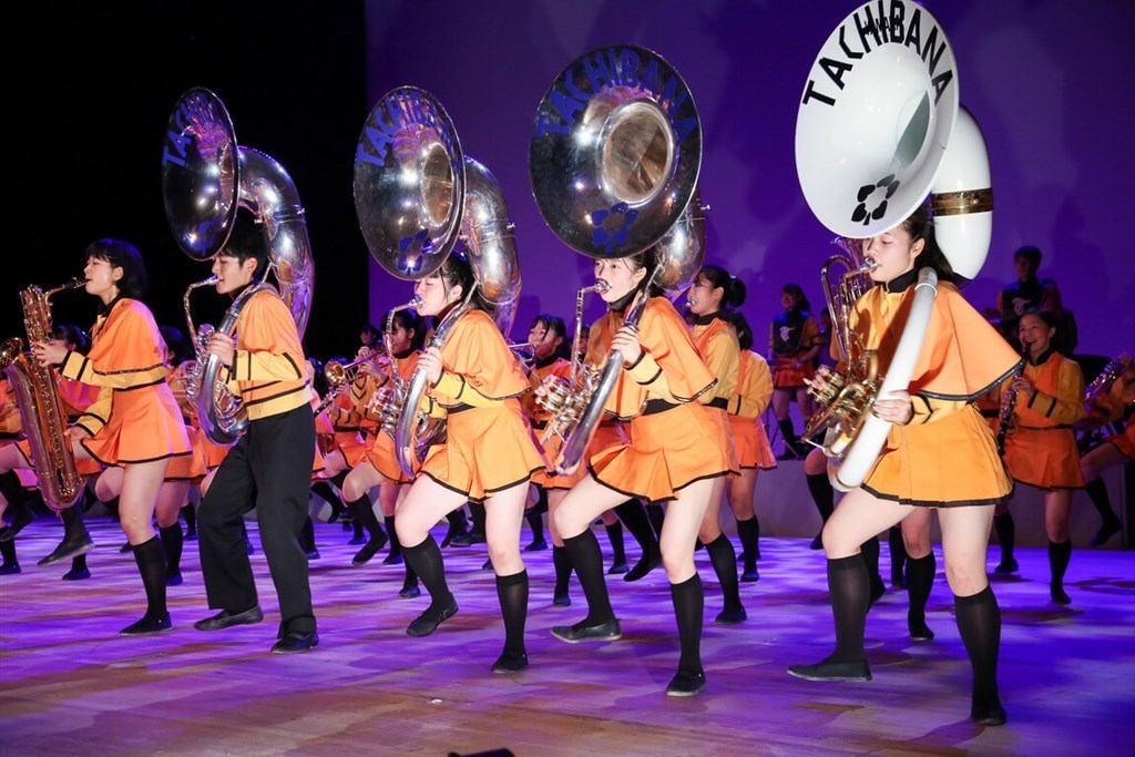 京都橘高校吹奏楽部の生徒ら＝中華文化総会提供