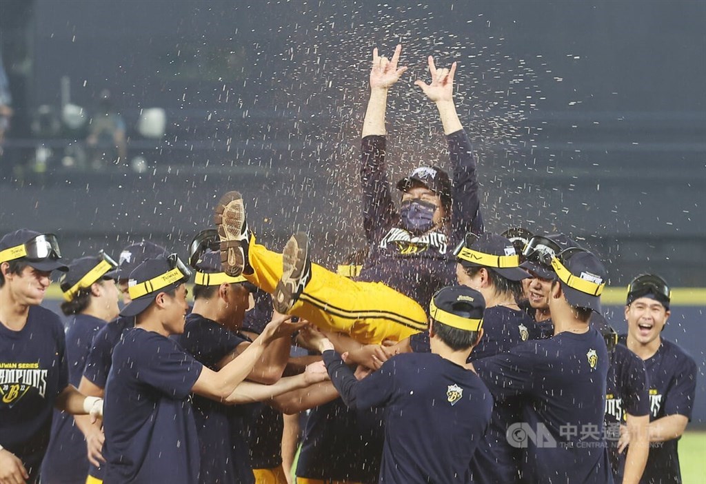 林威助監督率いる中信がV2達成 胴上げ投手は元阪神・呂彦青 台湾シリーズ