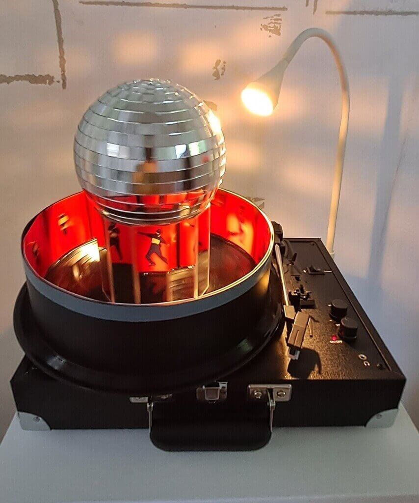 展示品の一つで、香港デモ時の様子を再現する仕組みの蓄音機