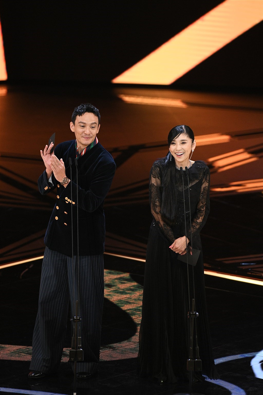 俳優の黒木瞳(右)は台湾の俳優、チャン・チェン(左)と共に主演女優賞のプレゼンターを務めた=台北金馬映画祭実行委員会提供