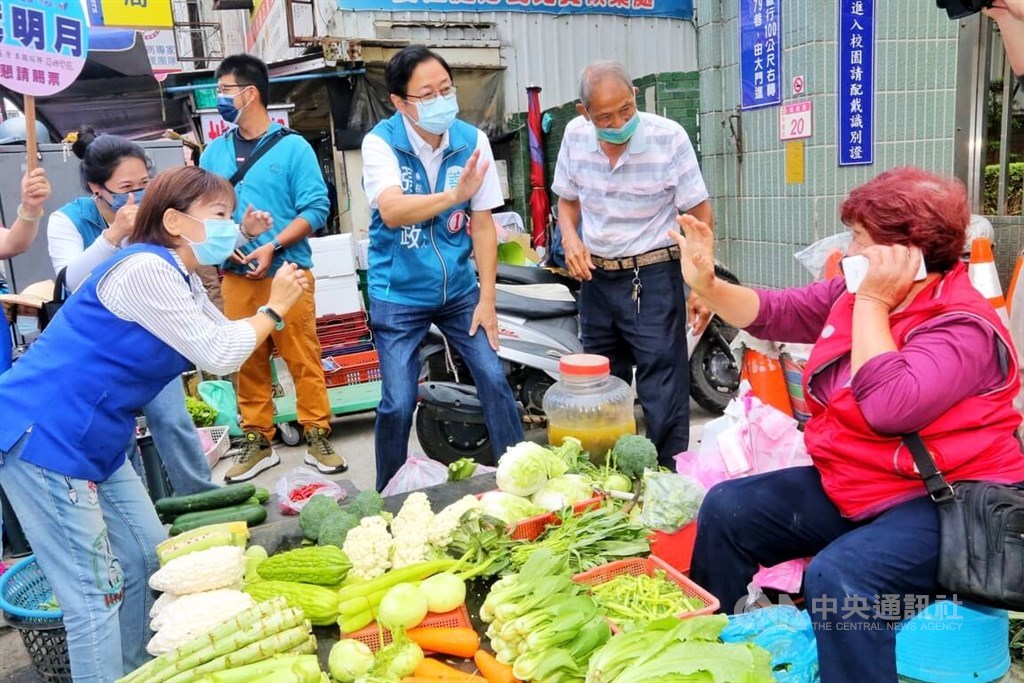 桃園市中壢区の成功市場で有権者にあいさつをする国民党の桃園市長候補者、張善政(ちょうぜんせい、中)氏=2022年11月20日、中央社記者呉睿騏撮影