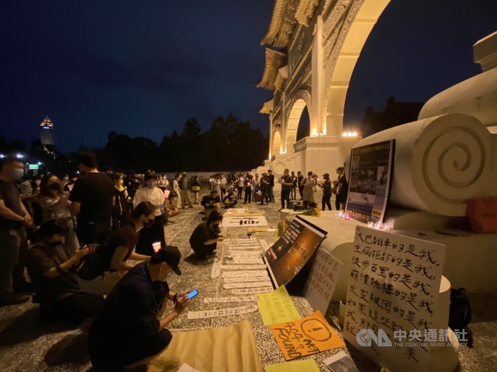 中国で広がる「ゼロコロナ」政策への抗議活動に連帯を示すイベントの会場には、花やメッセージも並べられた＝台北・自由広場で2022年11月27日、中央社記者呂佳蓉撮影