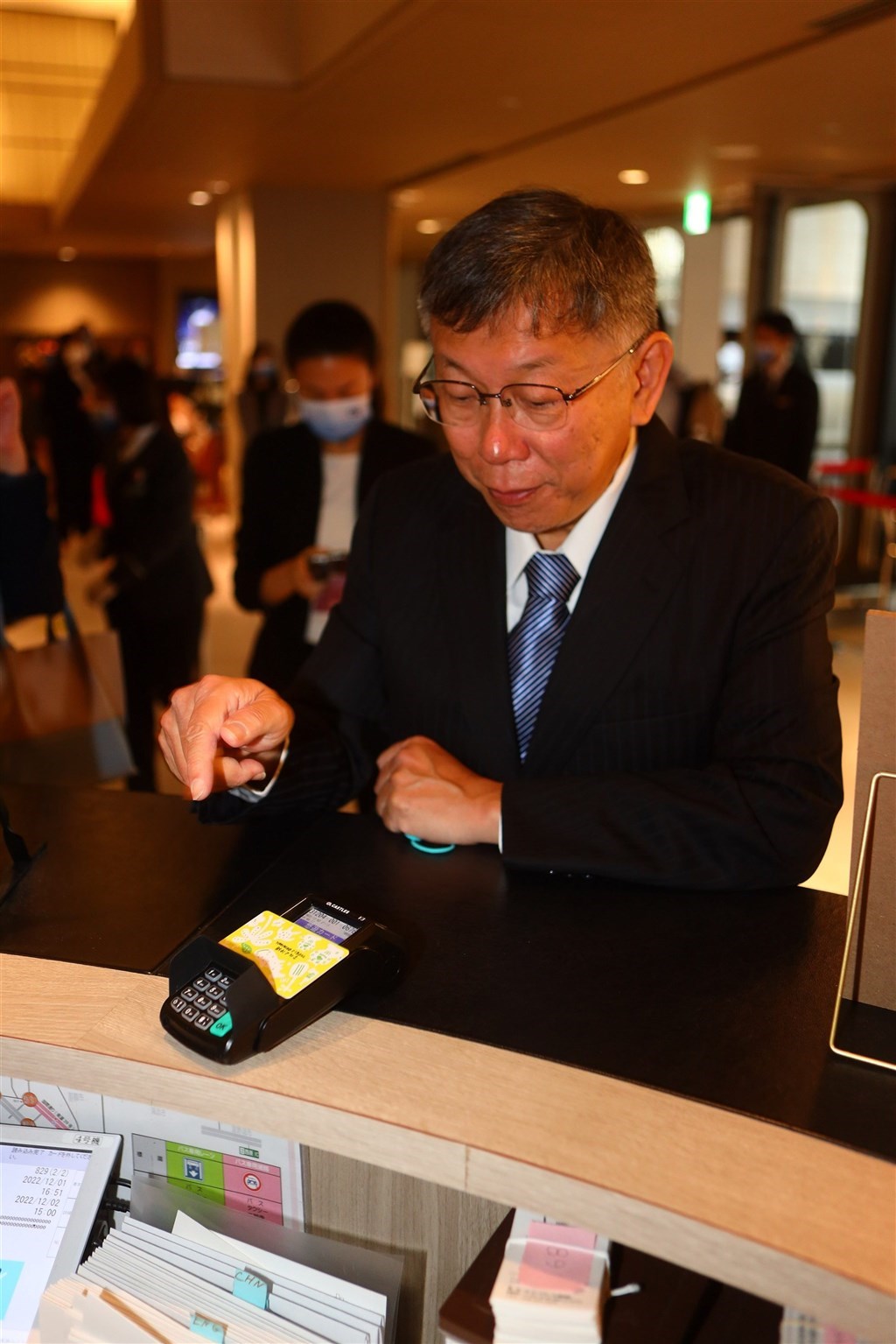 沖縄県内の店舗で悠遊カードでの支払いを体験する柯台北市長=同市政府提供
