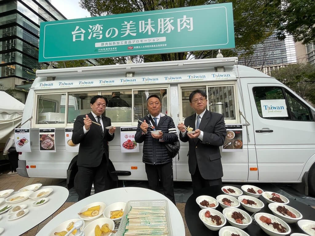 会場にはキッチンカーが設置され、台湾ソーセージの他、ルーロー飯(滷肉飯)、豚肉団子(貢丸)、こしょう餅、肉まん(肉包)などの台湾グルメを提供