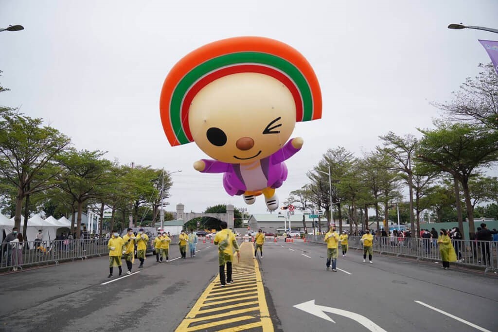 台湾セブン「OPENちゃん」空を舞う 巨大バルーン、強風にあおられ＝高雄市政府提供