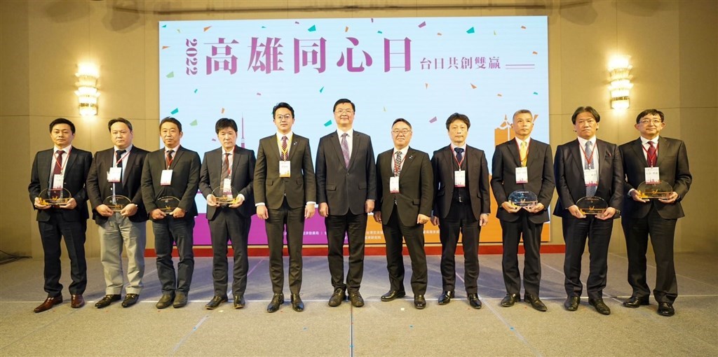 夕食会で表彰を受けた日本企業の代表者ら=高雄市政府提供
