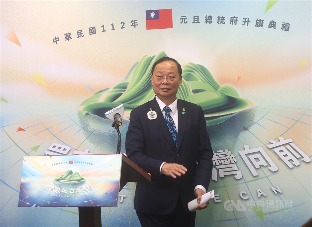 2023年元旦に行われる国旗掲揚式のメインビジュアルと、式典を実施する「ライオンズクラブ国際協会台湾総会」の張正忠総監議会議長=2022年12月26日、中央社記者鄭傑文撮影