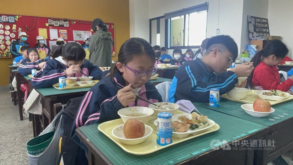 台湾・雲林の中学校、群馬県沼田市の給食センターとレシピ交換 日本のメニューを体験