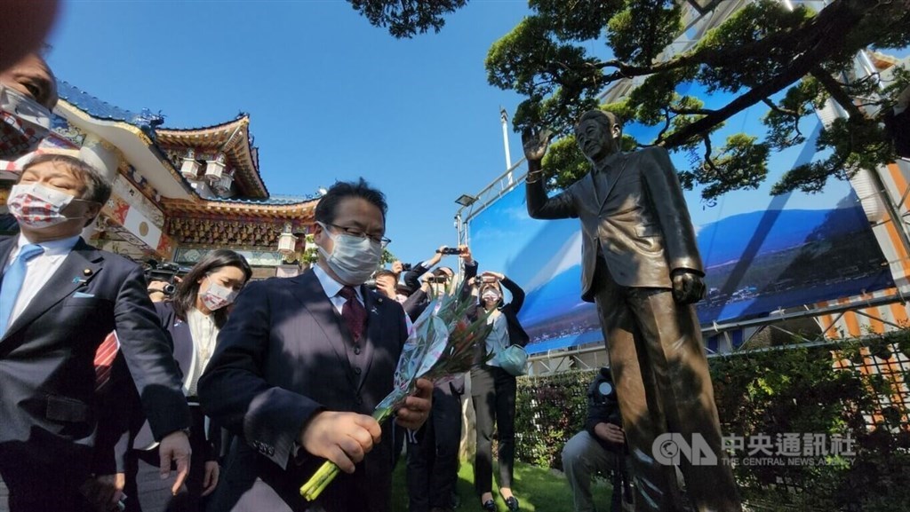安倍晋三元首相の銅像に献花する自民党の世耕弘成参院幹事長