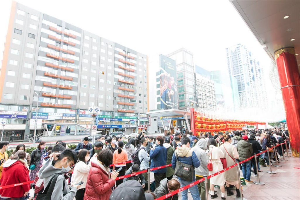 旧正月の22日、遠東SOGO台北忠孝館の前には長蛇の列ができた（遠東SOGO百貨提供）