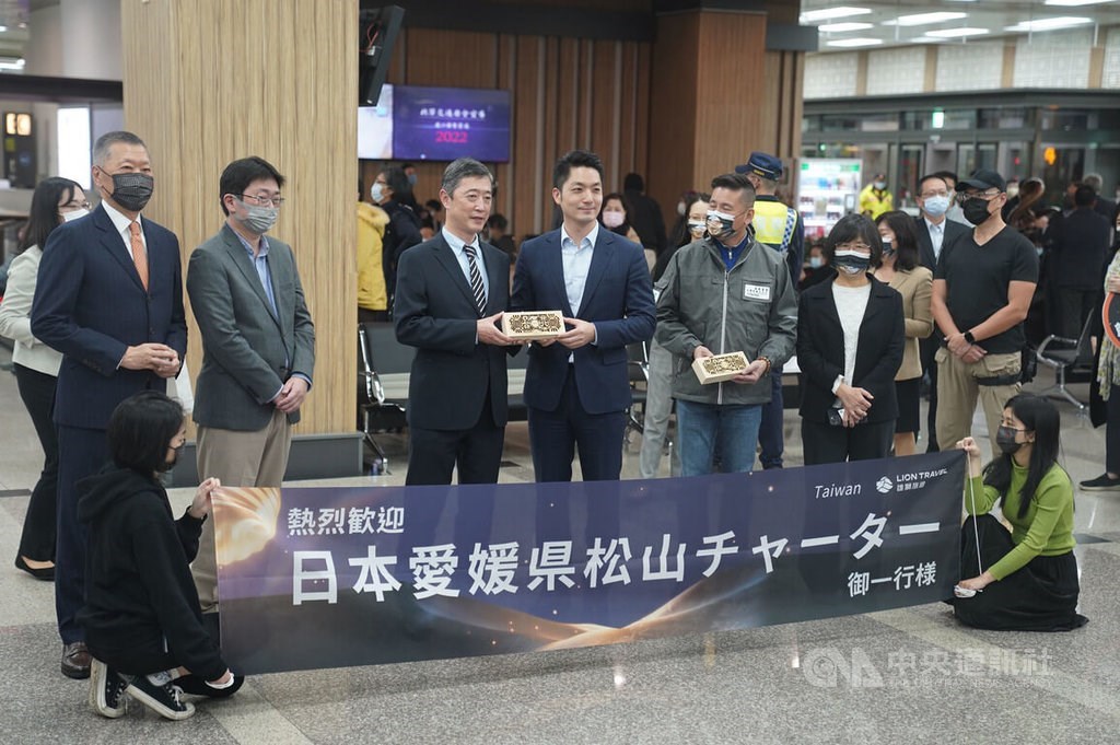台北―松山チャーター便が到着 乗客、台湾ランタン祭りへ