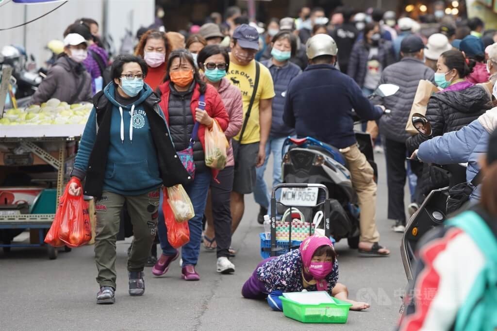 マスクを着用して台北市の北投市場周辺で買い物する人たち＝資料写真