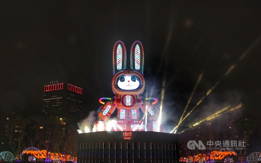今年のメインランタンはロボットの形をした「玉兔壯彩」。デザインを担当したのはアーティストの李明道（Akibo）さん。定時に上演されるショーには、さまざまなテクノロジーを駆使した特殊効果が使われている＝台北・国父記念館で2023年2月4日、中央社記者王飛華撮影