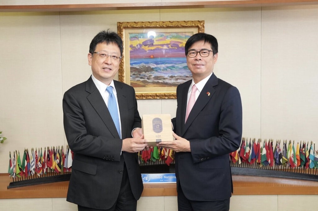 大西一史熊本市長（左）と陳其邁高雄市長（高雄市政府提供）