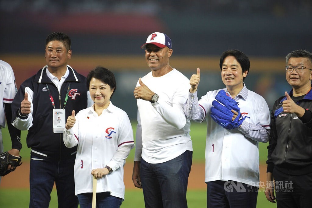 試合前の始球式に登場したヤンキースの元守護神マリアーノ・リベラ氏(右から3人目)、頼清徳副総統(同2人目)ら