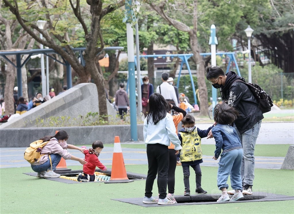 公園で遊ぶ親子連れ＝台北市万華区・青年公園で2023年3月19日、中央社記者張皓安撮影