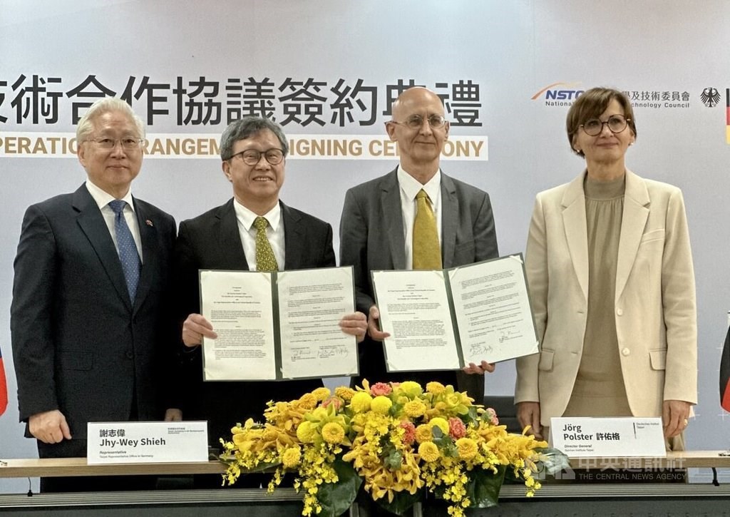 協力協定の署名に立ち会ったドイツのシュタルクワツィンガー教育・研究相（右）、国家科学・技術委員会の呉政忠主任委員（左）