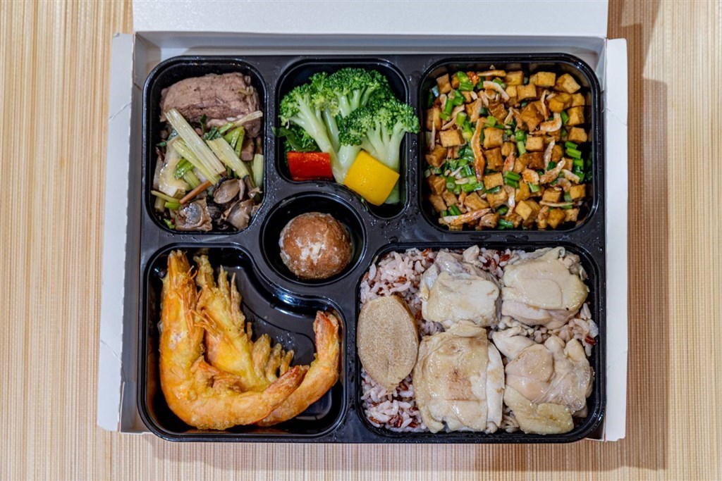 弁当は酒家で出された宴会料理を再現。ごま油が香る鶏肉のおこわには東部・花蓮の赤米を採用(台鉄提供)