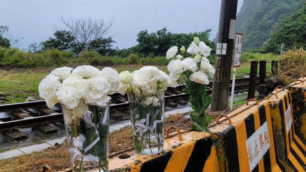 遺族が事故現場に供えたキキョウの花