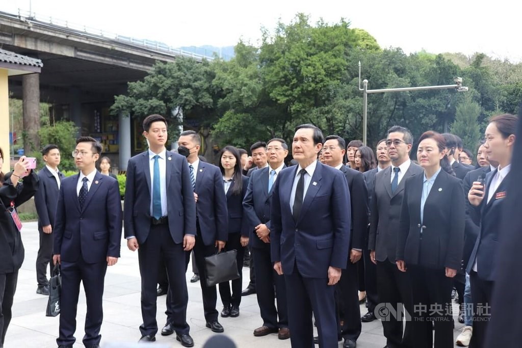 日中戦争で戦死した張自忠上将（大将）の墓所を訪れた馬英九前総統ら