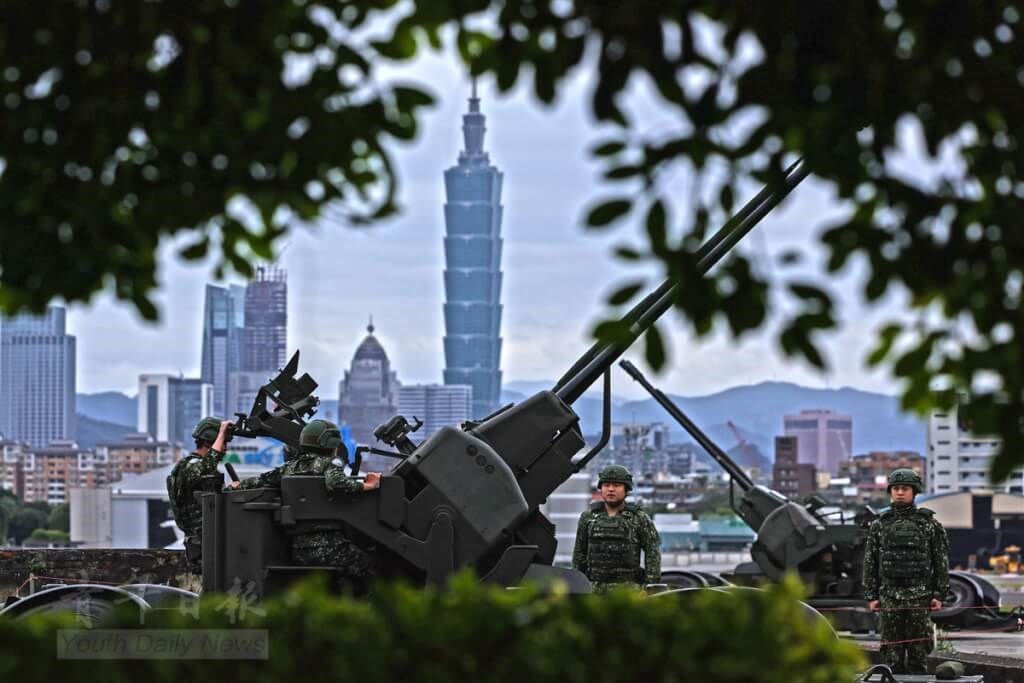 対応に当たる35ミリ高射機関砲(国防部軍事新聞通信社提供)