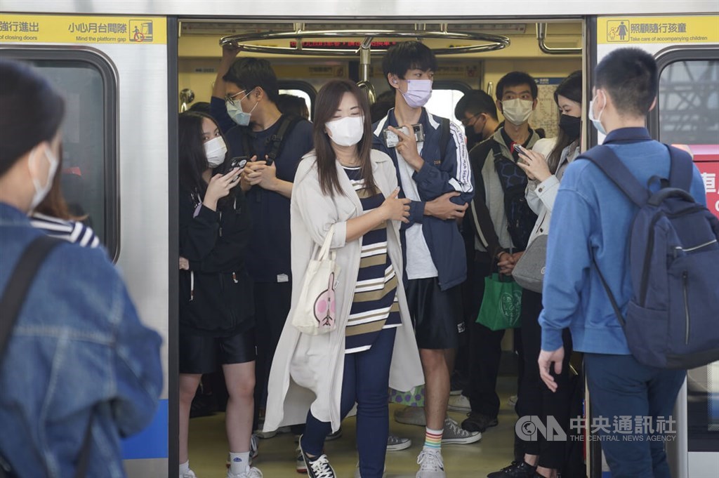 公共交通機関でのマスク着用が個人の判断に委ねられるようになった17日、台北メトロ（MRT）淡水線では、依然として大部分の乗客がマスクを着用していた＝2023年4月17日、中央社記者徐肇昌撮影