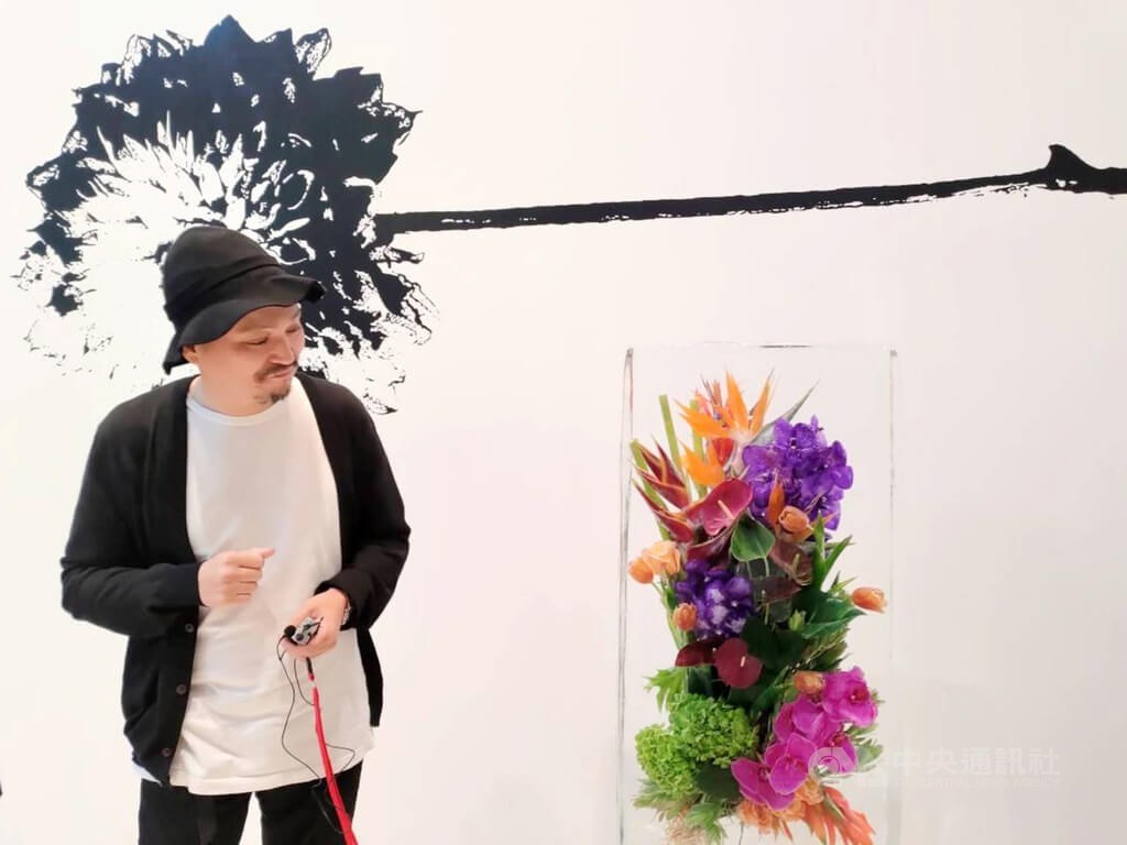 フラワーアーティスト・東信さん、新開業の百貨店で台湾初個展 ランの