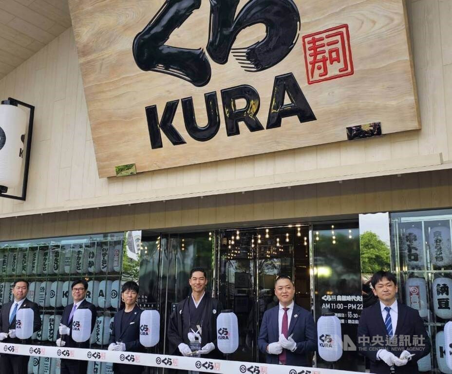 南部・高雄市に海外初となるグローバル旗艦店「くら寿司グローバル旗艦店 高雄時代大道」をオープン。EXILEのAKIRA（右3）がゲストとして出席した。