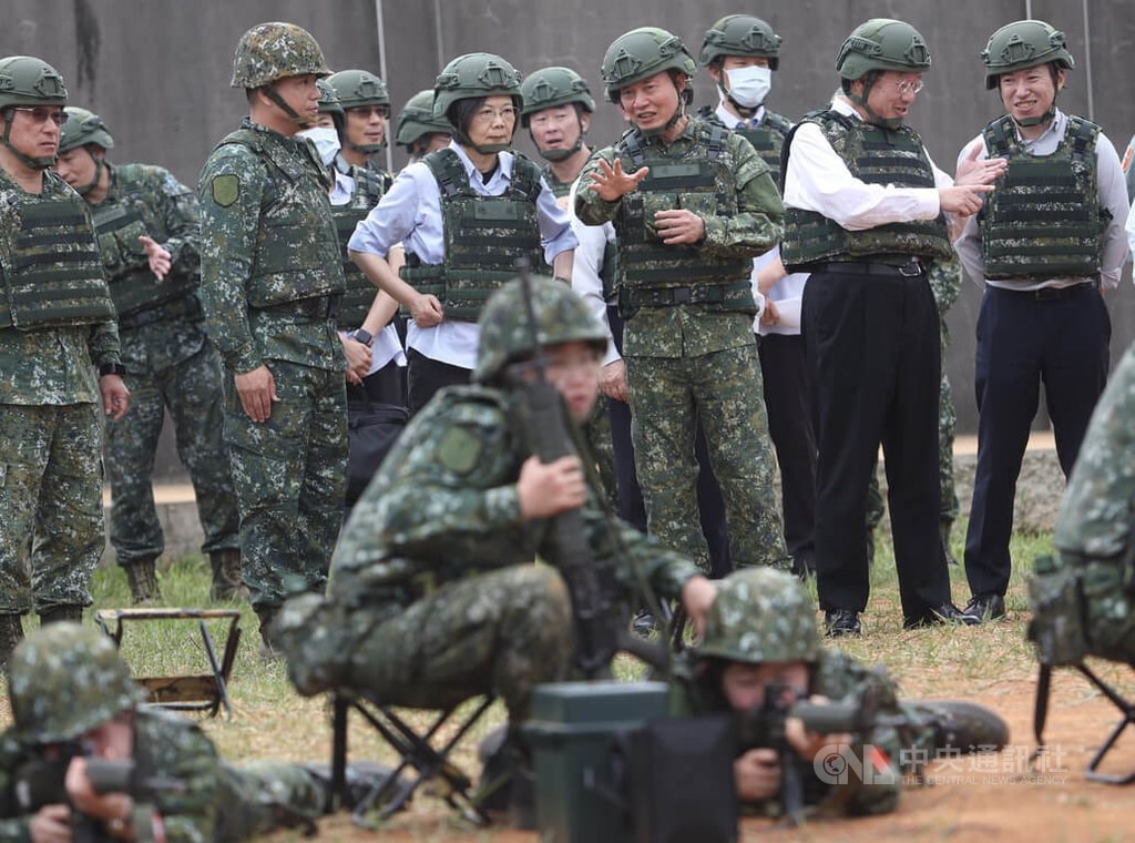 蔡総統、女性予備役参加の訓練視察 「性差なく国を守る決意見せよう」台湾