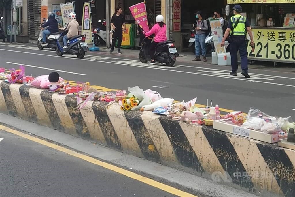 台南で横断道路の通行中、女児が車にひかれて死亡した。事故現場近くにおもちゃや花などが供えられている