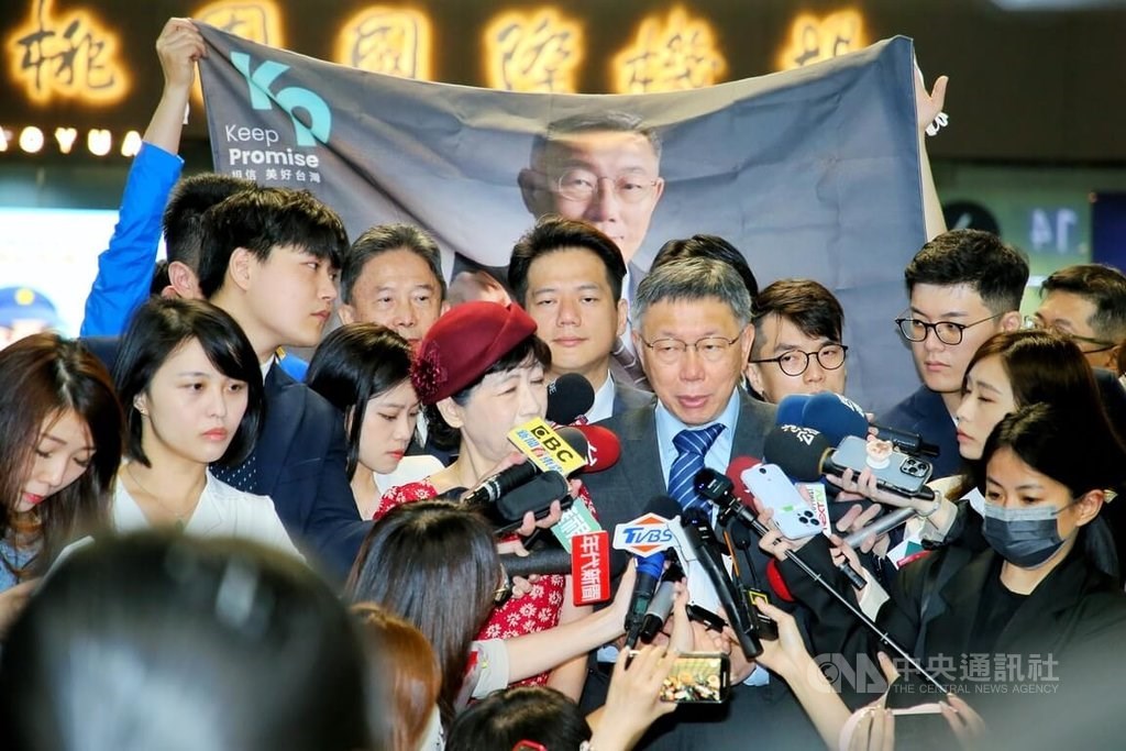 桃園国際空港で報道陣の取材に応じる柯文哲氏