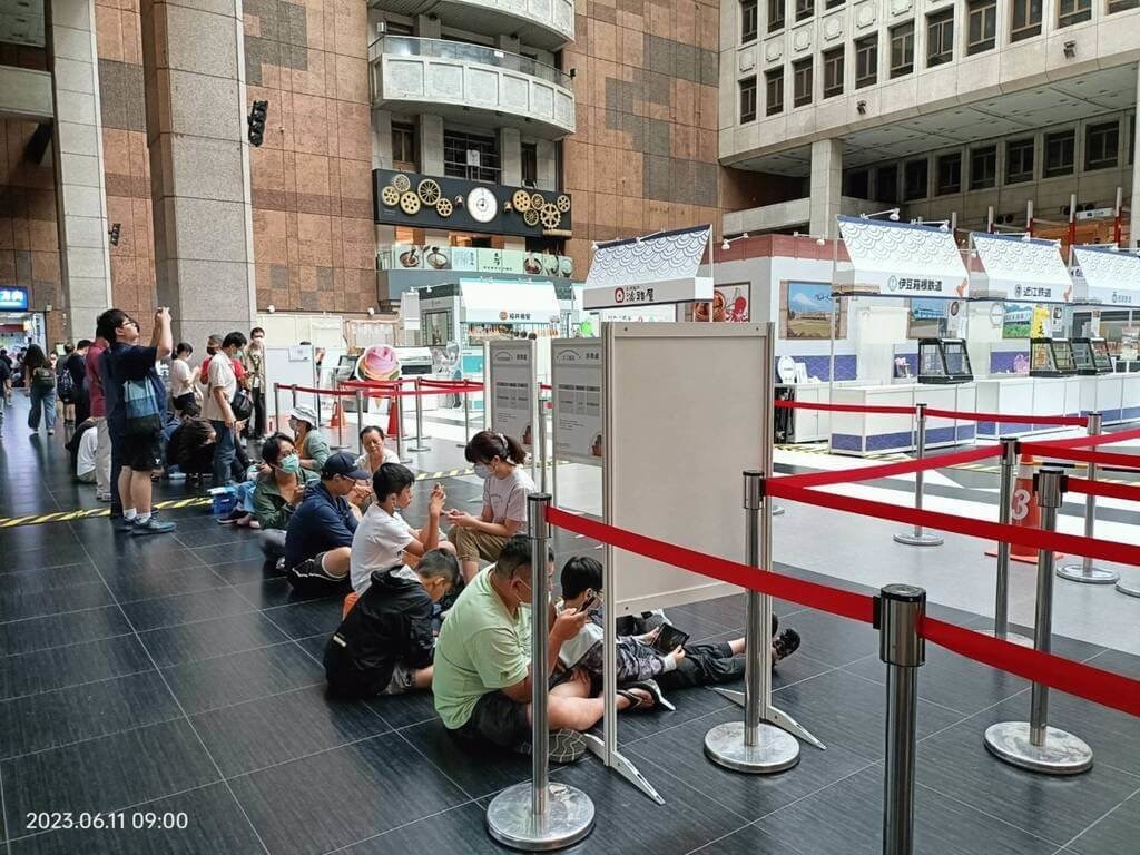 地面に座って販売開始を待っている来場者たち
