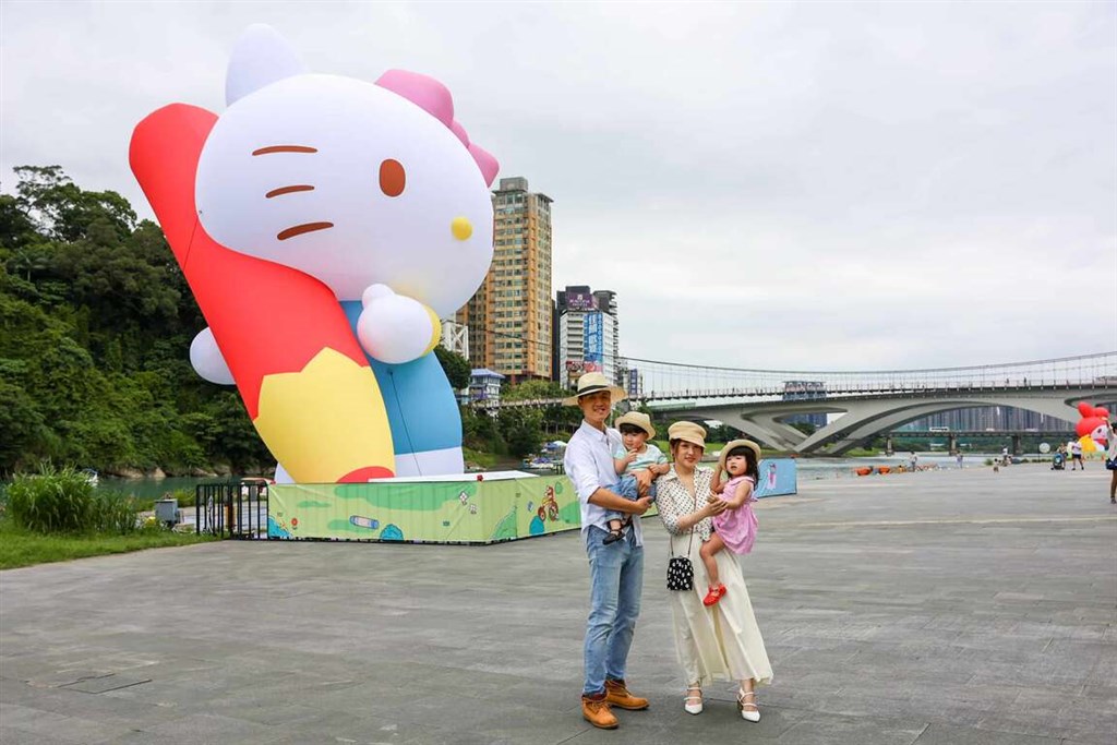 高さ13メートル ハローキティの巨大アートが出現 台湾・新北の景勝地