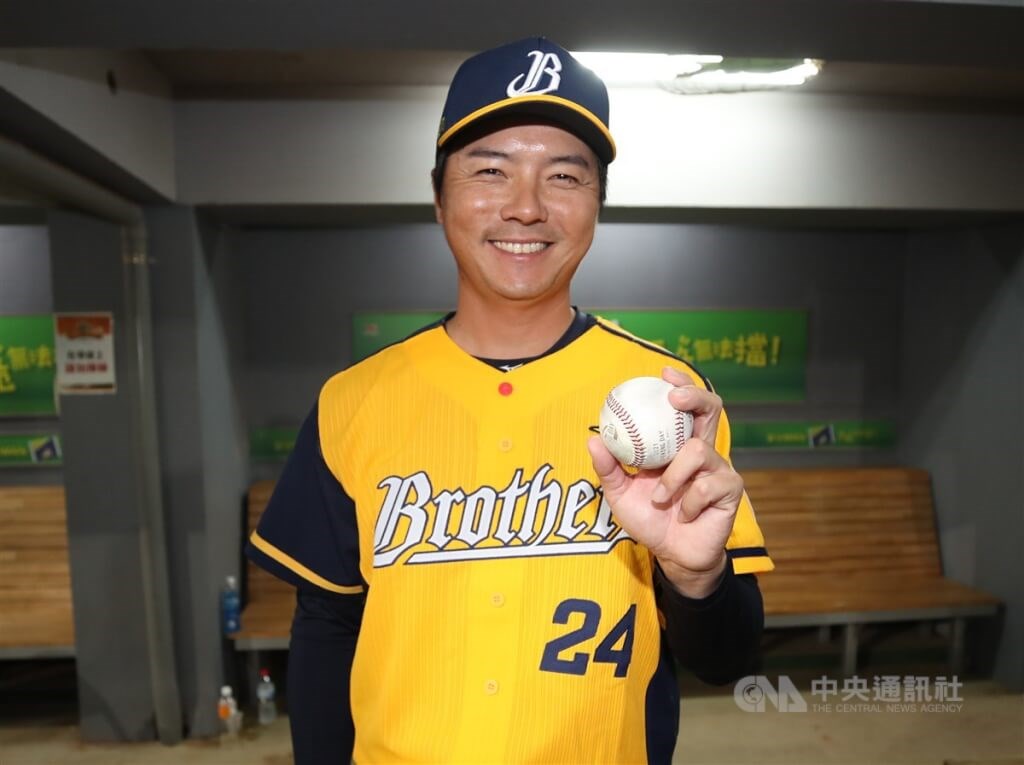 林威助選手（リン・ウェイツー、元阪神タイガース）メーカー支給バット直筆サイン入り 63 【林威助 りん うぇいつぅ】BBM 阪神タイガース 2011