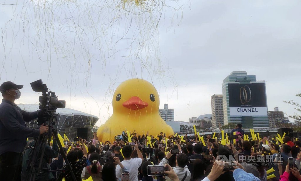 巨大アヒルの展示終了 約1カ月で900万人動員 経済効果480億円超