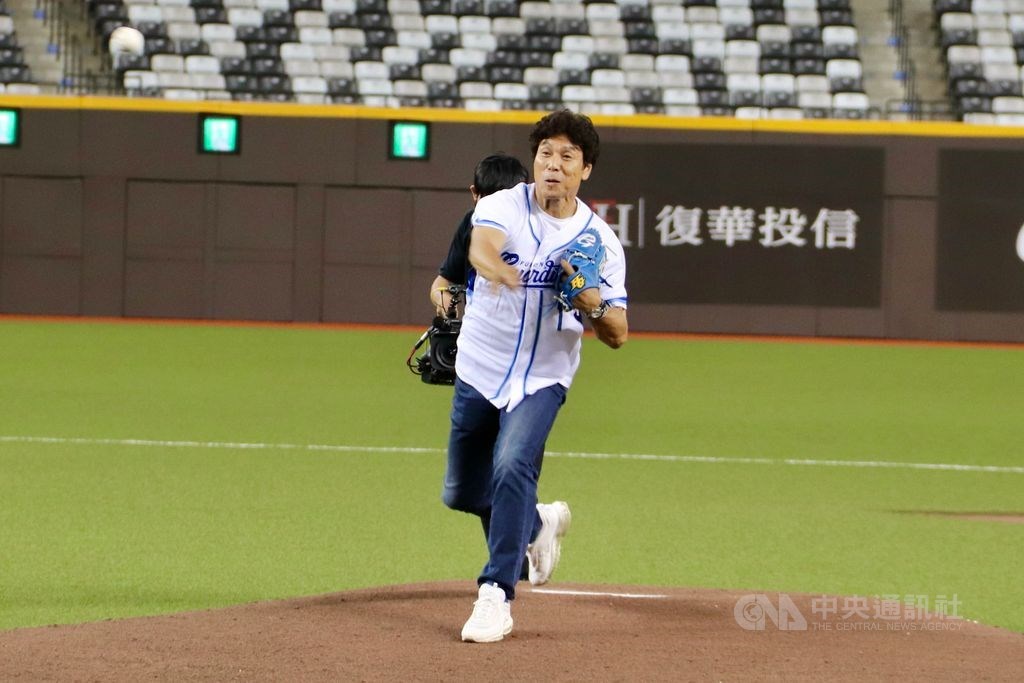 元ソフトバンク監督の秋山氏、台北ドームで始球式 笑顔でストライク