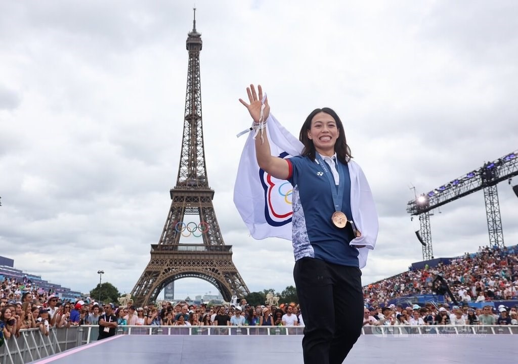 女子重量挙げ「銅」郭婞淳「歓声に鳥肌が立つ」 メダリストを祝福する