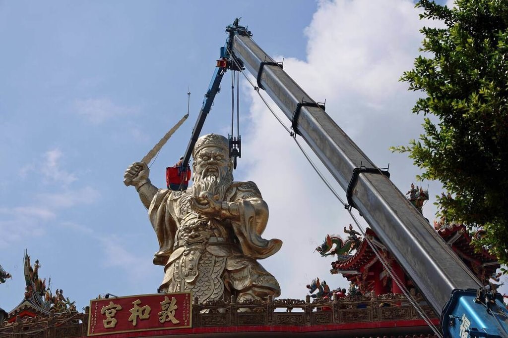 南投の廟、クレーン車で金運の神様の開眼式 高さ約50メートル 銅像